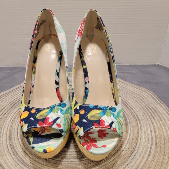 🪻EUC- APT. 9 FLORAL STILLETOS - Picture 2 of 4
